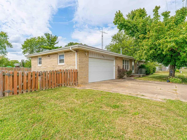 201 S Elm St, Williamsville, IL 62693