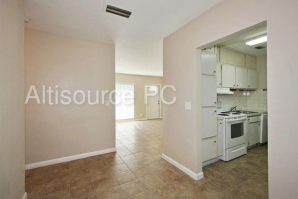 2nd image of 905 Garnett St #0