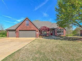 111 NE Lake Forest Ln, Bentonville, AR 72712