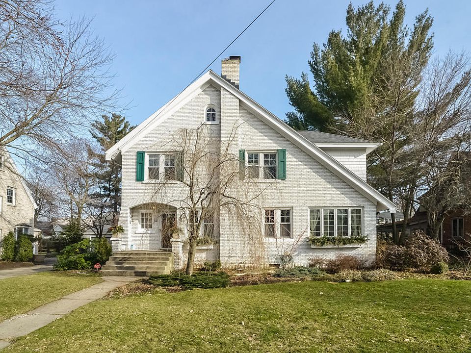 1st image of 900 Pinecrest Ave SE