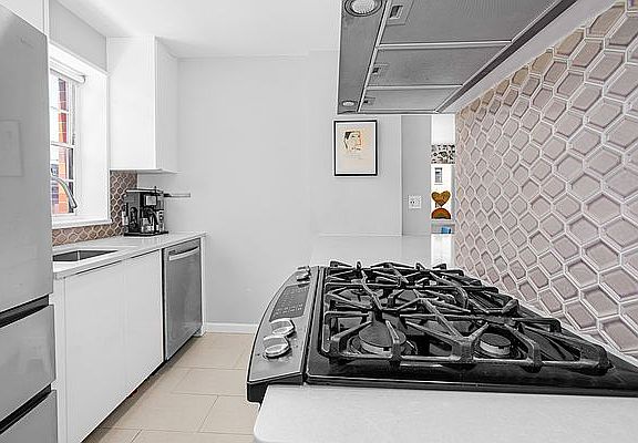 5th image of 130 E 63rd St APT 10A