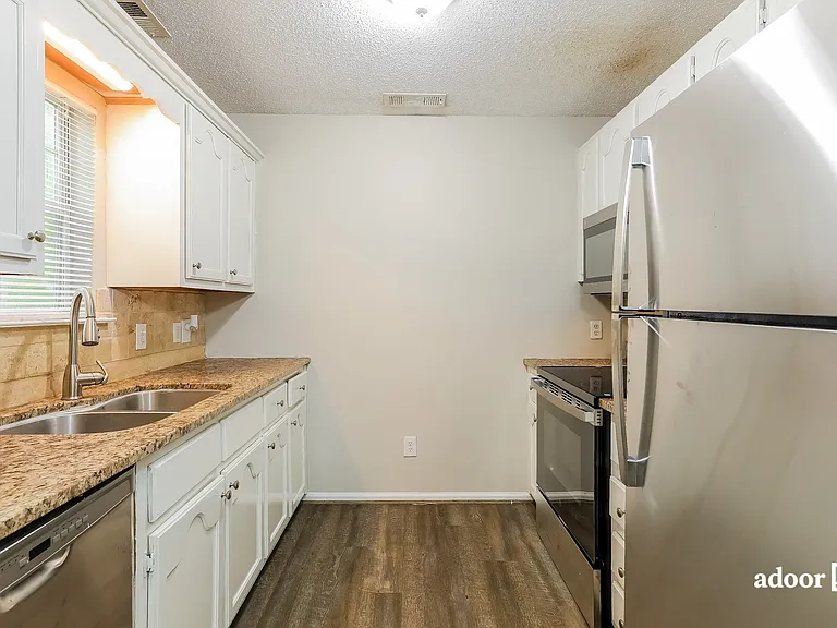 1136 Oak Creek Trl — Photo 2