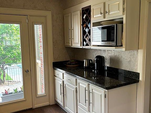 3rd image of 7505 Riverside Dr E