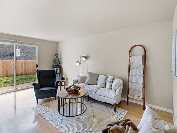 3rd image of 19598 2nd Avenue NE
