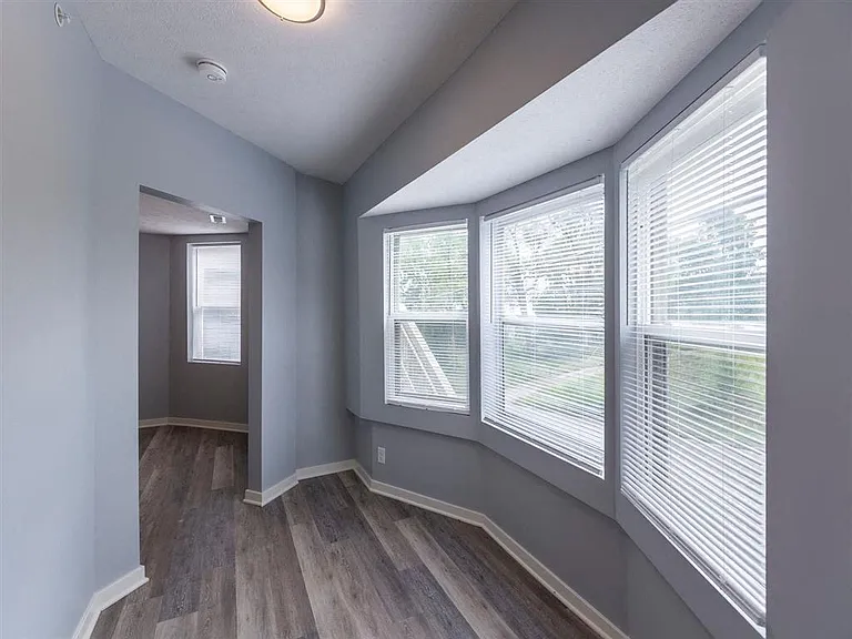 Natural light coming into unit at Park Avenue Apartments.