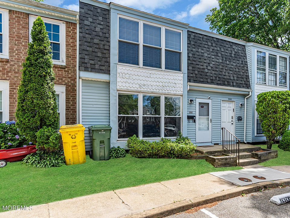 1st image of 202 Williamsburg Lane