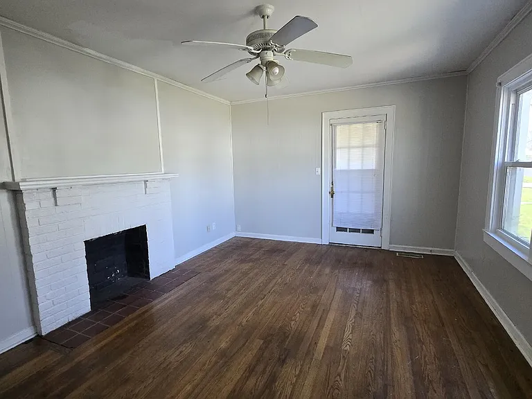 3202 Wood Ave — Photo 2