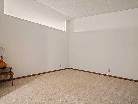 3rd image of 958 Stonefield Ln