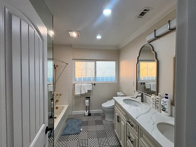 5444 Howard St — Photo 16