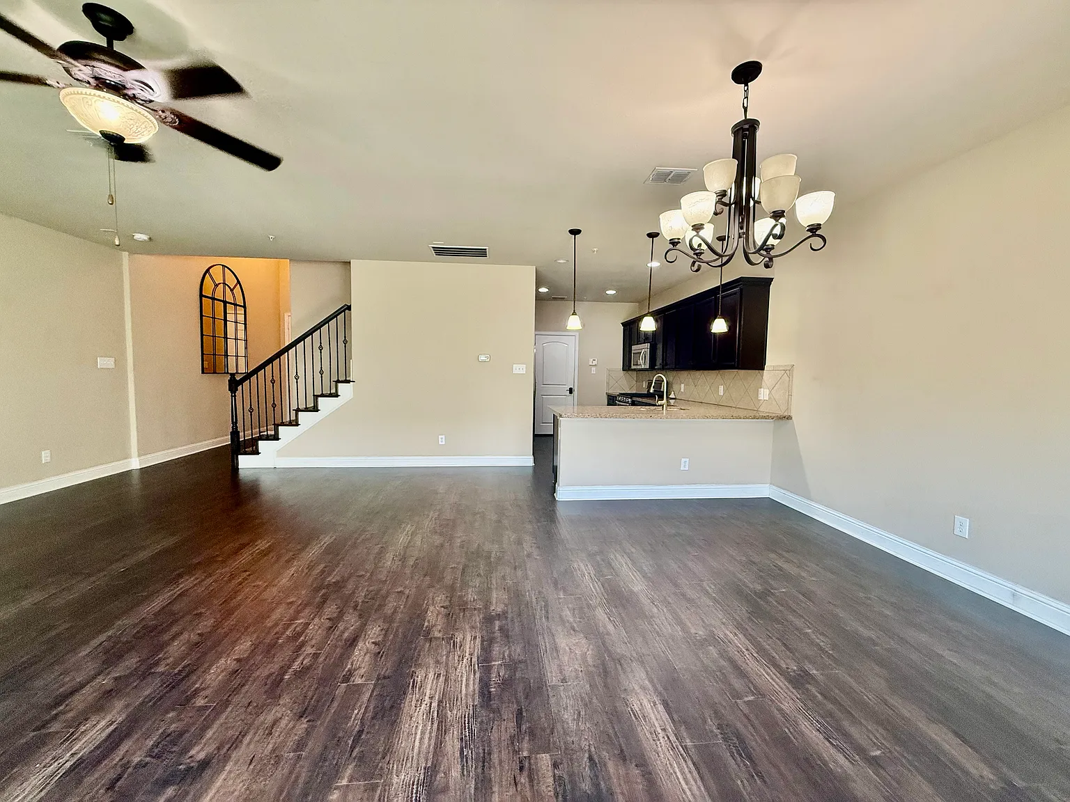 3 bed, 2.5 bath, 1901 sqft, $2,490 — Photo 4