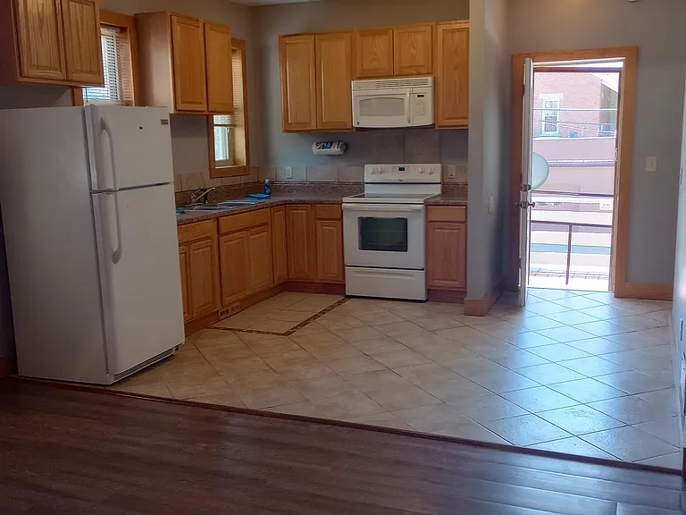 473 1/2 Locust St — Photo 1