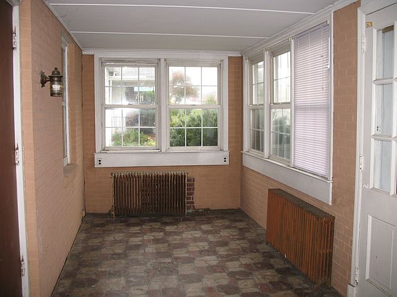 Enclosed entrance porch
