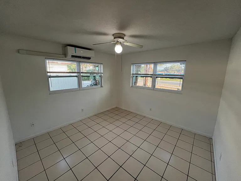 4365 Golden Gate Pkwy #B — Photo 1