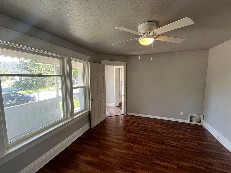 702 S 6th Ave — Photo 6