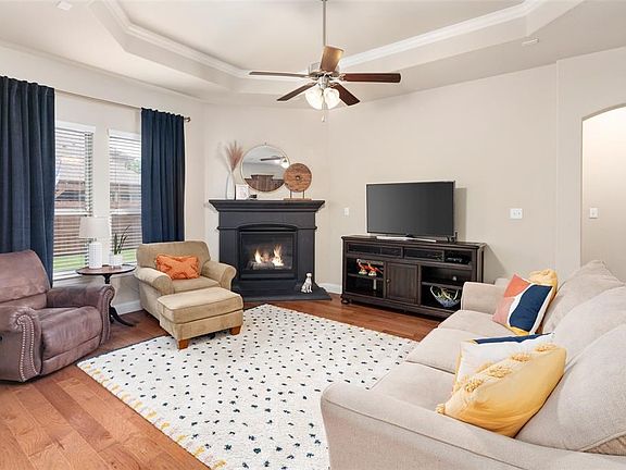 4th image of 165 Colonial Trce