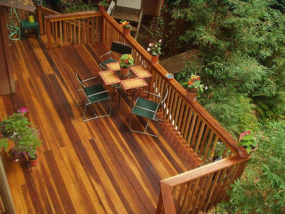 Lower deck overlooking redwoods 