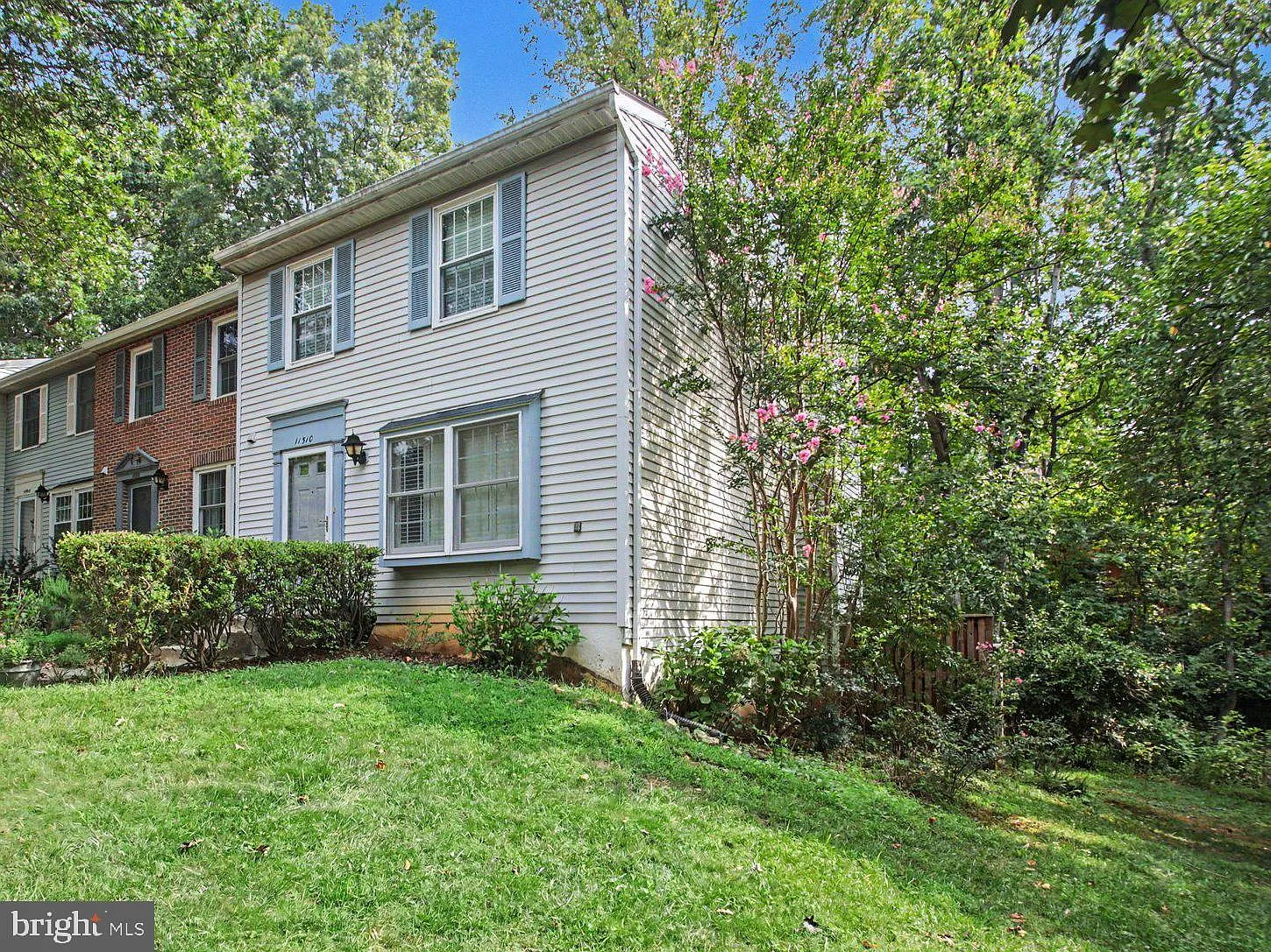 3 bed, 2.5 bath, 1920 sqft, $3,200 — Photo 2