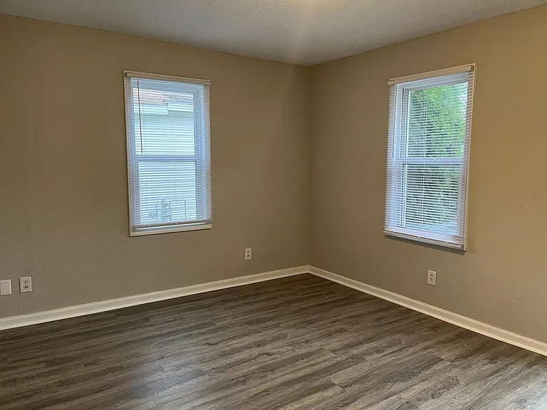 1625 E Waid Ave — Photo 3
