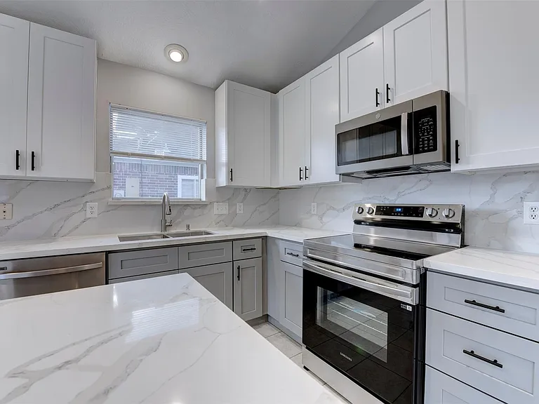9026 Eaglecove Dr — Photo 17