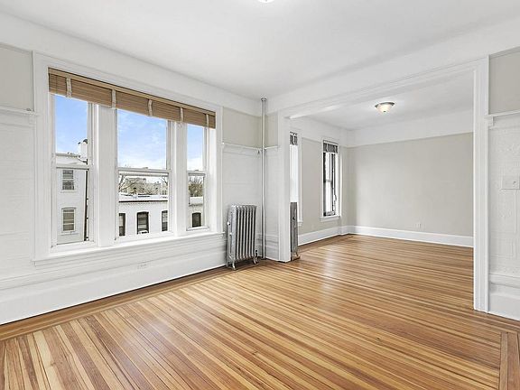 4th image of 570 44th St APT 9