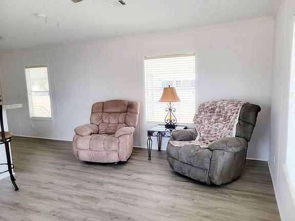 4th image of 58 Juniper Dr E
