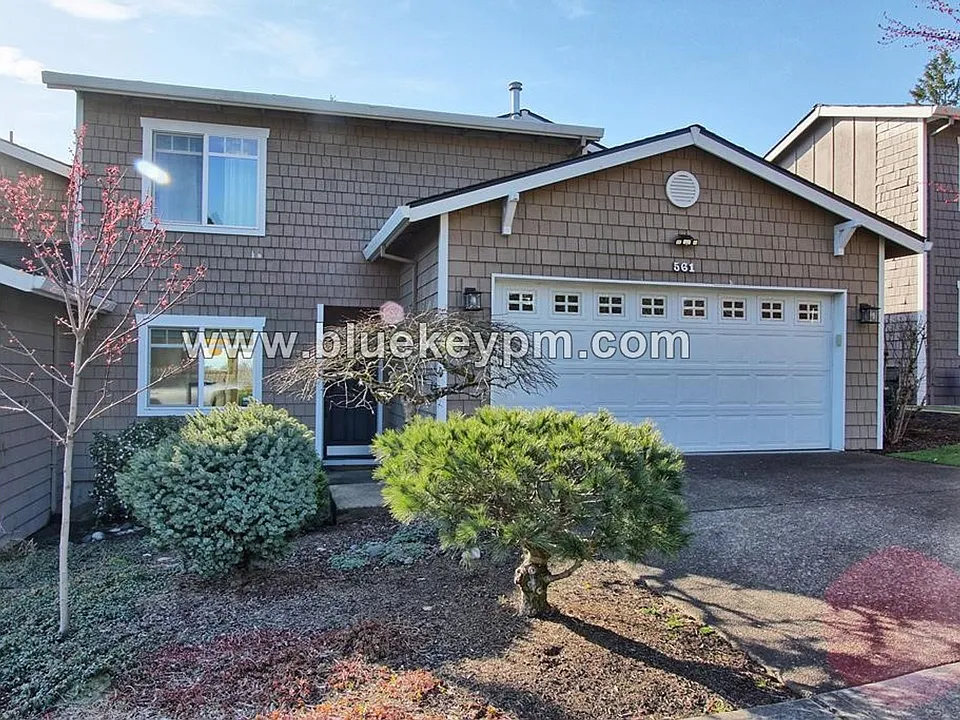 561 NW Lamonde Ter