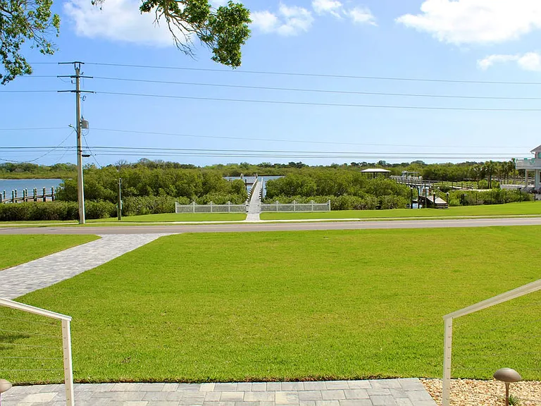 224 N Riverside Dr — Photo 4