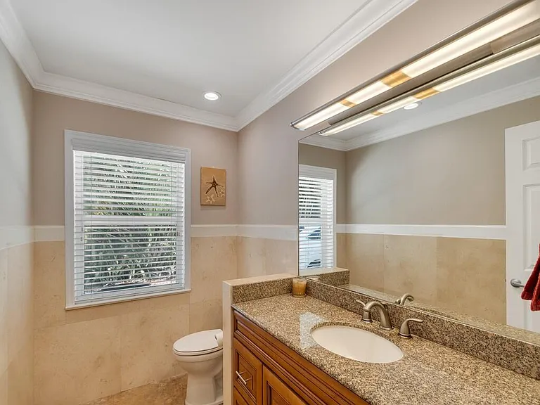 527 E Causeway Blvd — Photo 13