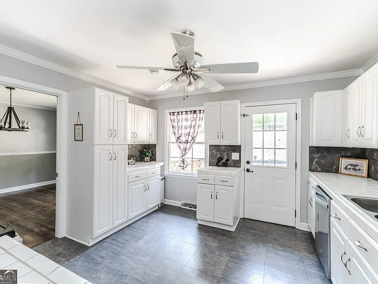 302 E Valley Rd NE — Photo 20