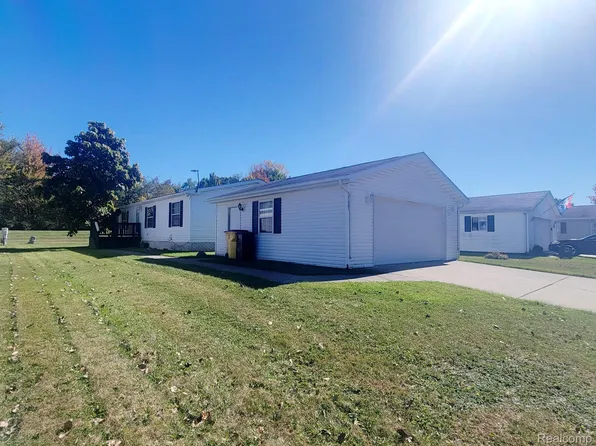 11367 N Lake Dr, Fenton, MI 48430