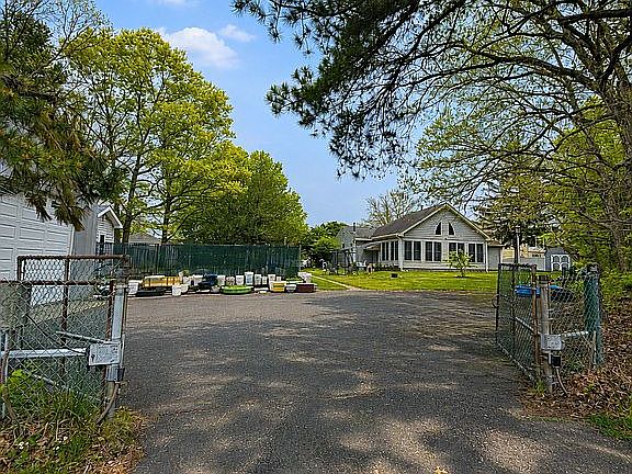 5th image of 11 Berkshire Dr