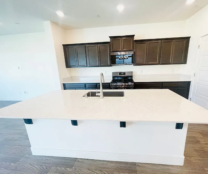 5 bed, 3.0 bath, 2504 sqft, $2,500 — Photo 4