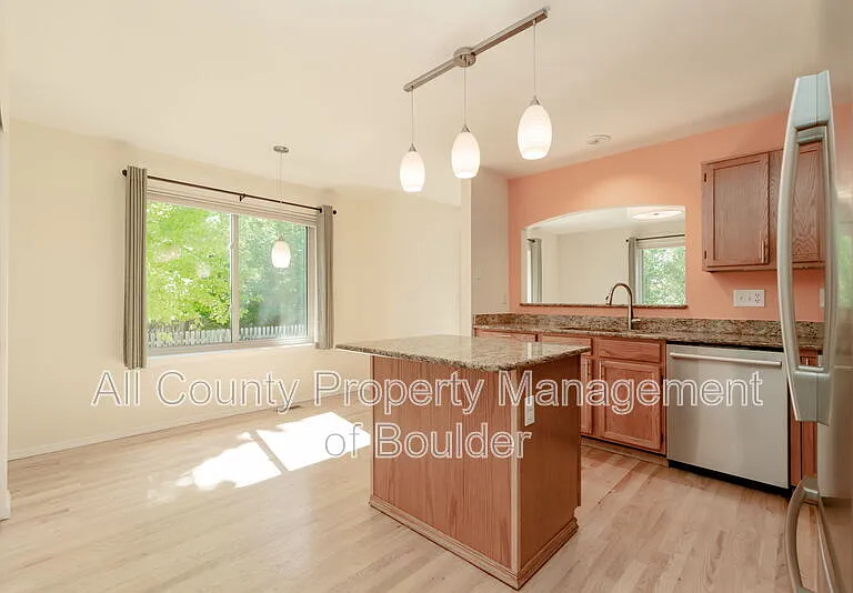 1288 Redwood Ave — Photo 10