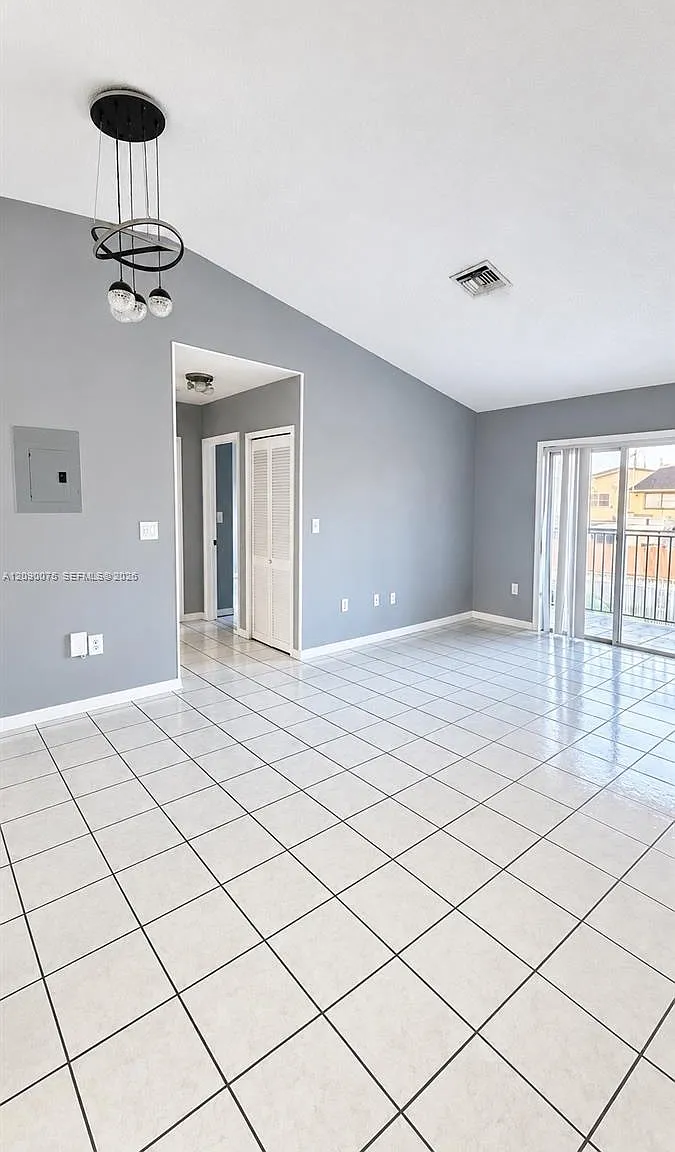 2 bed, 820 sqft, $2,050 — Photo 3