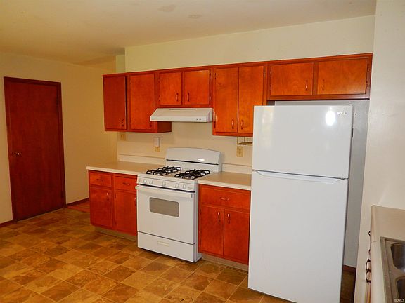 4th image of 864 S Hickory Dr