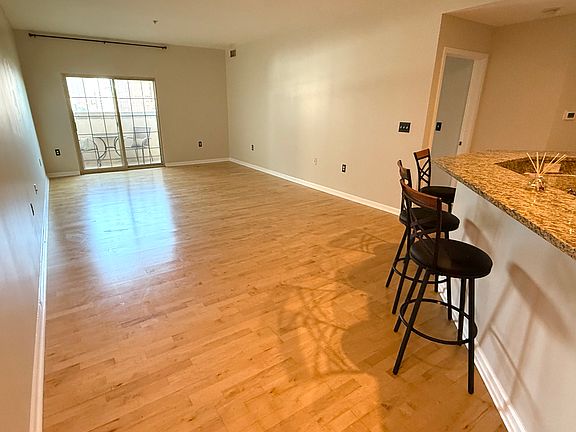 5th image of 975 N Lincoln St APT 4G