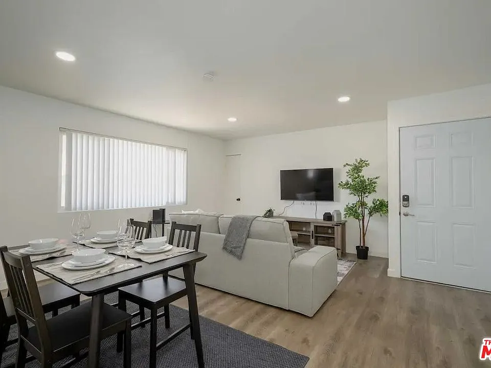 2417 S Budlong Ave #4