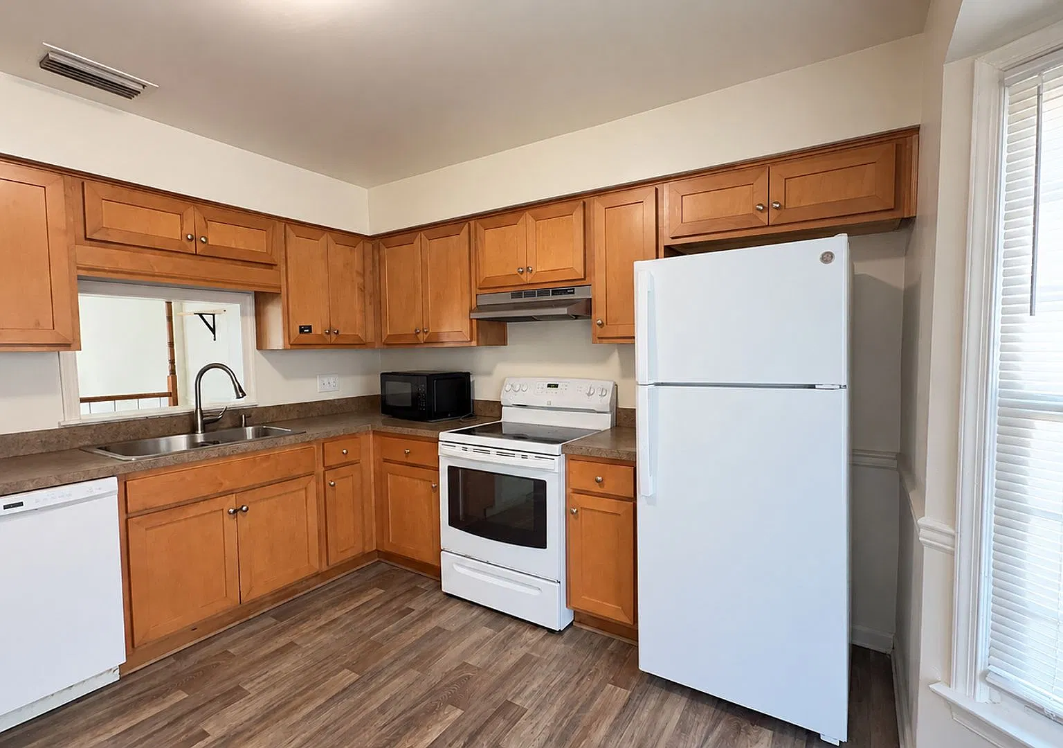 End-Unit 3 Bedroom Townhome! — Photo 2