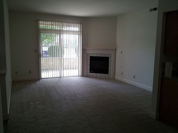2nd image of 2437 Edgewater Dr APT 2
