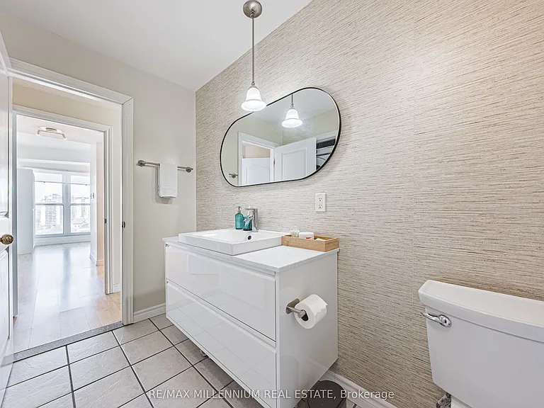 135 James St S #1401 — Photo 19