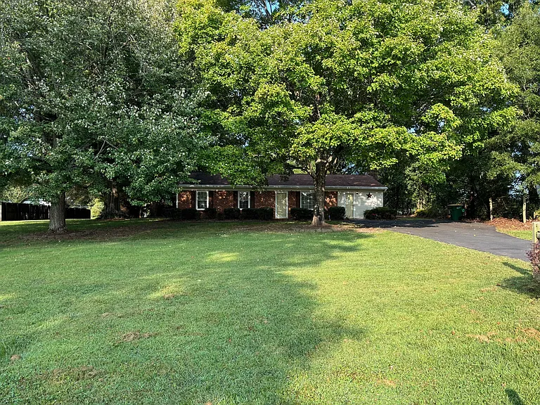 924 Chalet Dr — Photo 4