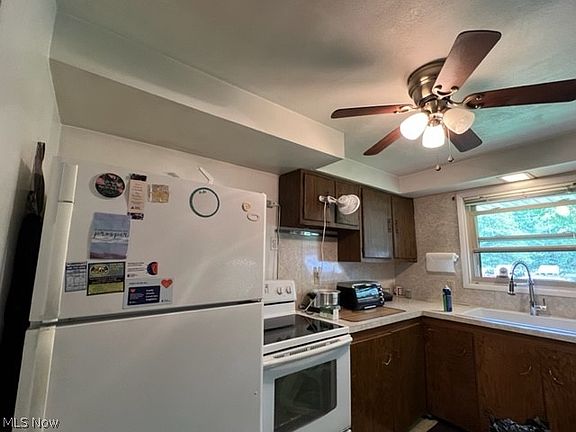 3rd image of 152 N Park St