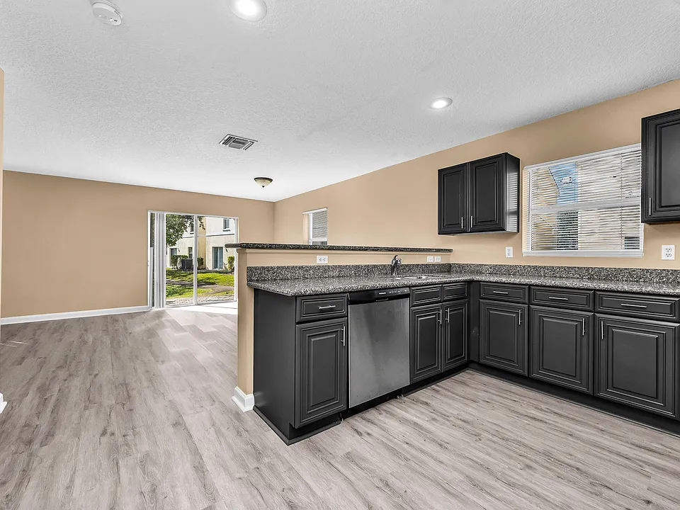 957 SW 15th St