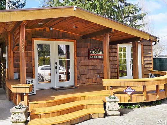 Previously a primary dwelling w/business & rental.