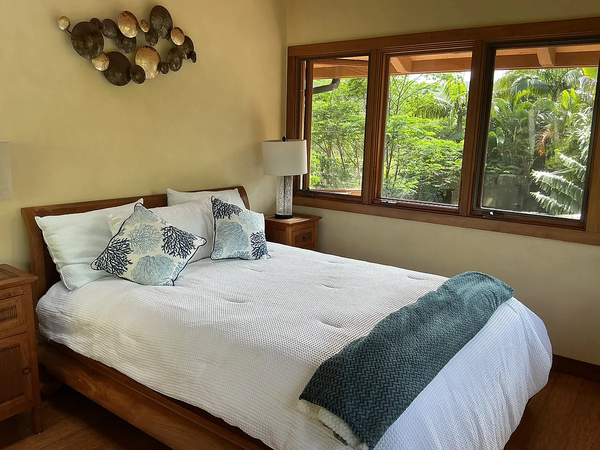 Upstairs bedroom - Huelo Rd