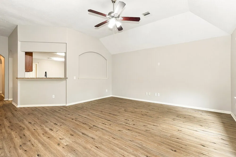 4 bed, 2.0 bath, 1946 sqft, $2,035 — Photo 4