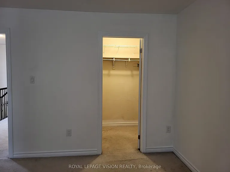 715 Agnew Cres #UPPER — Photo 26