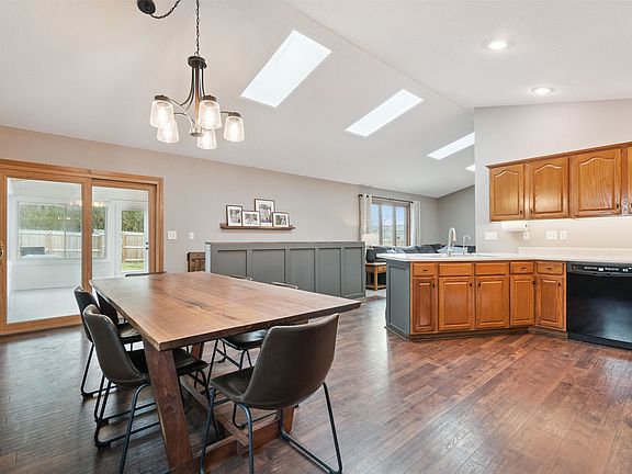 5th image of 510 Maple Ridge St