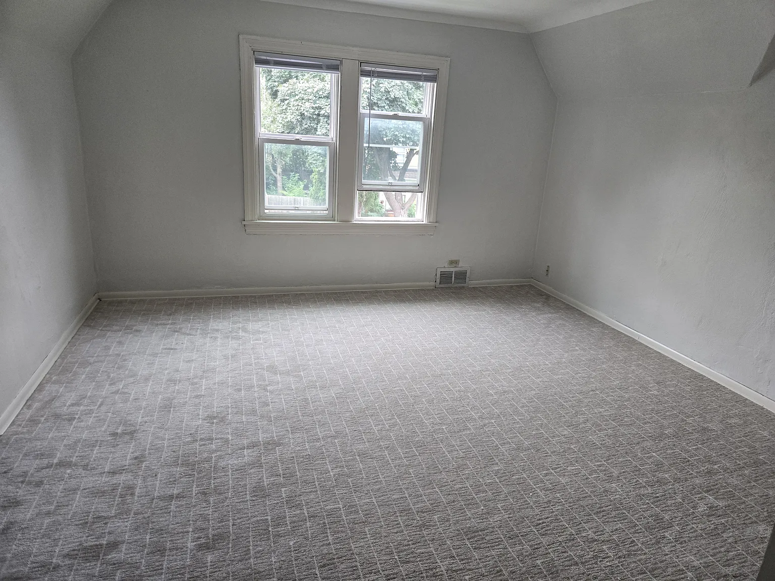 489 Whitall St — Photo 2