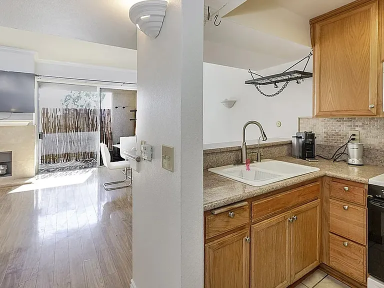 5325 Newcastle Ave — Photo 4